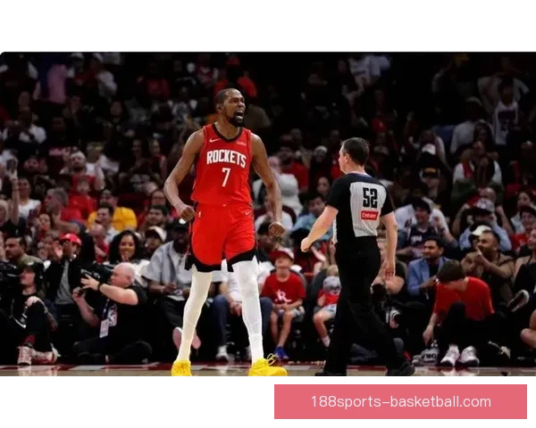 火箭众将庆祝胜利朝杜兰特泼水 乌度卡将比赛用球赠送阿杜