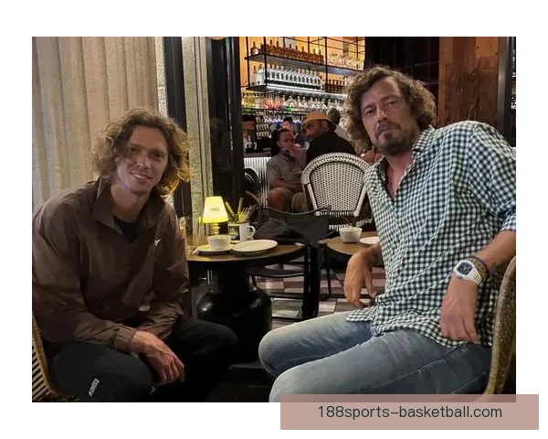 摇滚巨星邦·乔维亮相迈阿密大师赛与萨芬卢布丰塞卡亲切合影交流